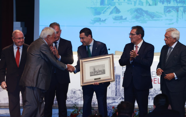 El expresidente Felipe González recibe este jueves en Sevilla el V Premio Iberoamericano Torre del Oro de manos del presidente de la Junta de Andalucía, Juanma Moreno.