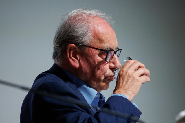 Archivo - El exvicepresidente del Gobierno Alfonso Guerra durante la presentación del libro 'Aquel PSOE. Sueños de una generación', en el Auditorio de la Fundación Francisco Giner de los Ríos, a 20 de junio de 2023, en Madrid (España).