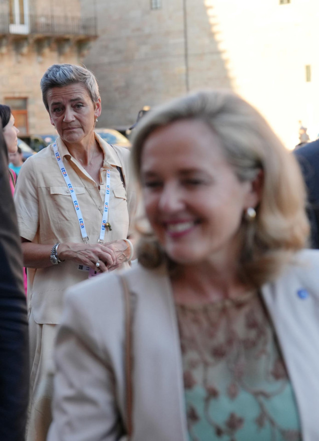 La vicepresidenta y comisaria de Competencia de la Comisión Europea, Margrethe Vestager (i), y la vicepresidenta primera y ministra de Asuntos Económicos y Transformación Digital en funciones, Nadia Calviño (d), durante la recepción de las delegaciones mi