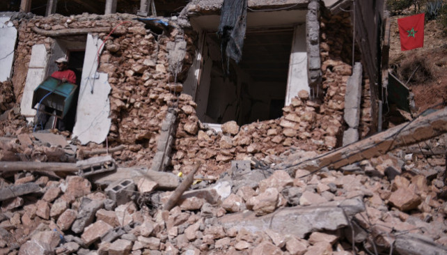 EuropaPress 5438989 hombre busca escombros aldea desaparecida 14 septiembre 2023 imi ntala