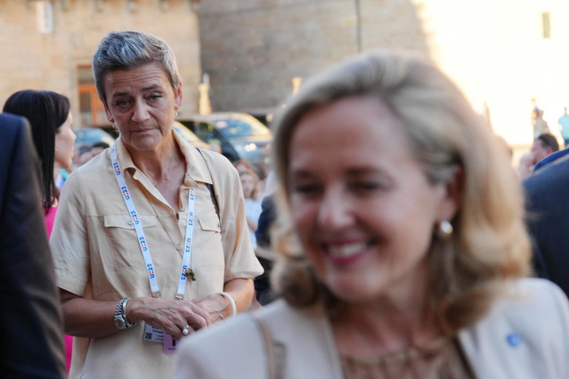 La vicepresidenta y comisaria de Competencia de la Comisión Europea, Margrethe Vestager (i), y la vicepresidenta primera y ministra de Asuntos Económicos y Transformación Digital en funciones, Nadia Calviño (d).