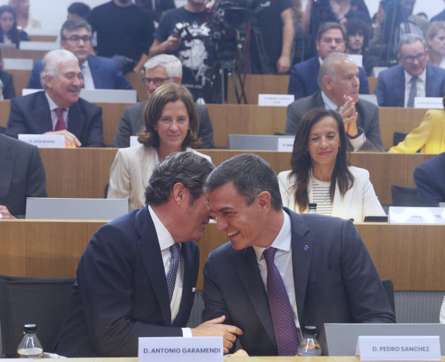 El presidente del Gobierno en funciones, Pedro Sánchez, junto al presidente de la CEOE, Antonio Garamendi, durante la presentación de la propuesta estratégica de la Presidencia española de la UE para reforzar el liderazgo económico