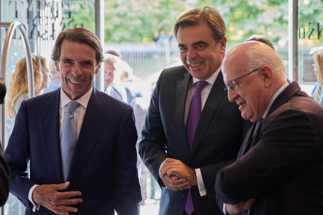 El expresidente del Gobierno de España José María Aznar (1i) y    el vicepresidente de la CE, Margaritis Schinas (c), conversan a su llegada a la clausura del Campus FAES 2023 Europa en transformación, en el Hotel Petit Palace Savoy Alfonso XII, a 15 de s