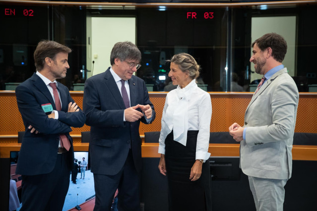 La vicepresidenta segunda del Gobierno y ministra de Trabajo en funciones, Yolanda Díaz (2d), el líder de Junts y eurodiputado, Carles Puigdemont (2i), el dirigente de En Comú Podem, Jaume Asens (1i) y el eurodiputado Antoni Comín (1d) durante un encuentr