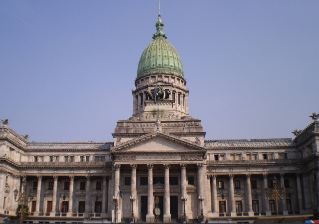 Archivo -    Este lunes el Congreso legislativo de Argentina fue desalojado por segunda vez en menos de una semana tras una amenaza de bomba, que se produjo con una llamada a la biblioteca del edificio