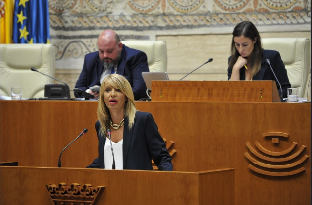 Imagen de archivo de la diputada socialista Piedad Alvarez en un pleno de la Asamblea de Extremadura