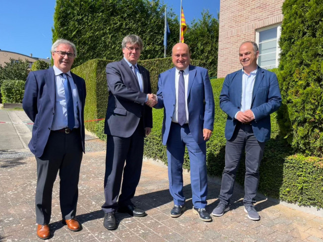 El presidente del EBB del PNV, Andoni Ortuzar, y el expresident Carles Puigdemont se reúnen en Waterloo