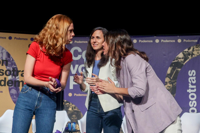 (I-D) La secretaria Organización de Podemos y secretaria de Estado de Agenda 2030, Lilith Verstrynge; la secretaria general de Podemos y ministra de Derechos Sociales y Agenda 2030 en funciones, Ione Belarra; y la ministra de Igualdad en funciones, Irene