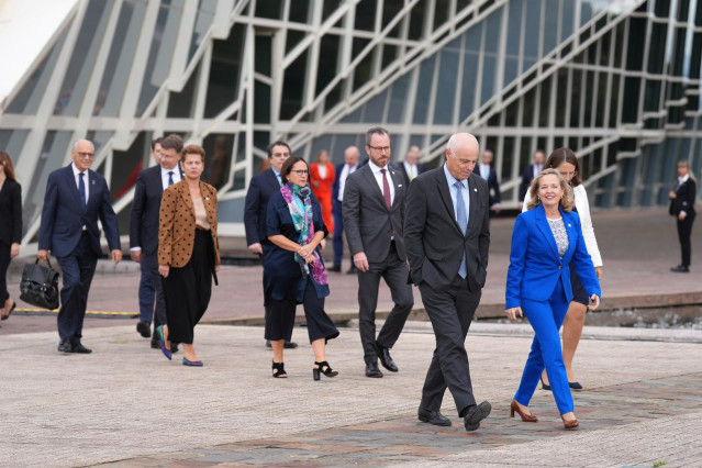 El presidente de la Autoridad Bancaria Europea (EBA), José Manuel Campa (2d) y la vicepresidenta primera y ministra de Asuntos Económicos y Transformación Digital en funciones, Nadia Calviño (1d) a su llegada a la reunión del Consejo en su formación de As