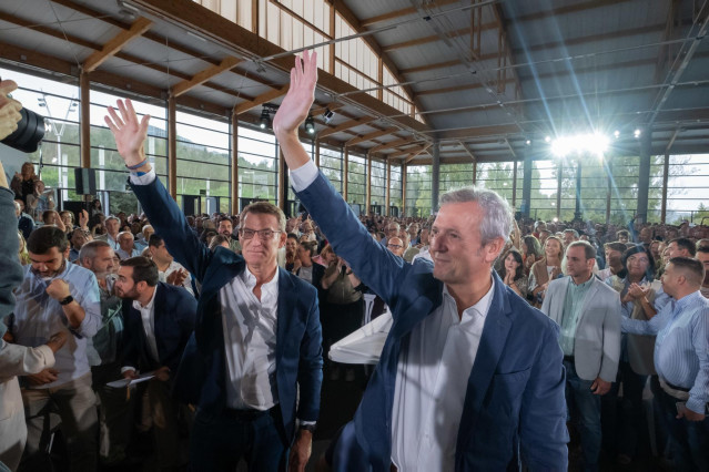Feijóo y Rueda, en un acto en Santiago este domingo.