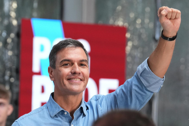 El presidente del Gobierno en funciones y secretario general del PSOE, Pedro Sánchez, interviene en la fiesta de la Rosa del Partido Socialista de Galicia (PSdeG), en la parroquia de Sigüeiro, a 17 de septiembre de 2023, en Oroso, A Coruña, Galicia (Españ