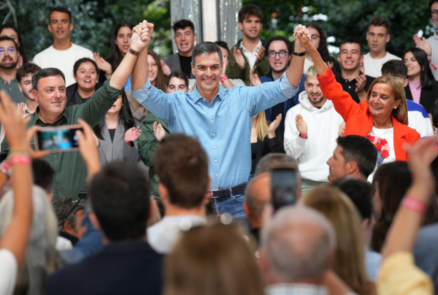 El presidente del Gobierno en funciones y secretario general del PSOE, Pedro Sánchez (c); el secretario general del PSdeG-PSOE, Valentín Formoso (i); y la primera teniente de alcalde del Ayuntamiento de Vigo, Carmela Silva;  participan en la fiesta de la