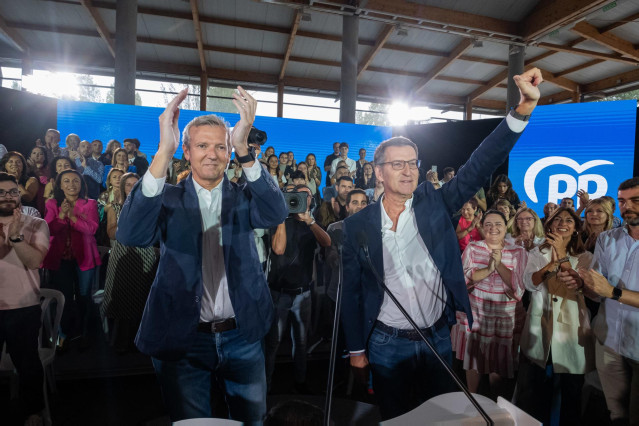 Feijoo y Rueda, en el acto de este domingo en Santiago.