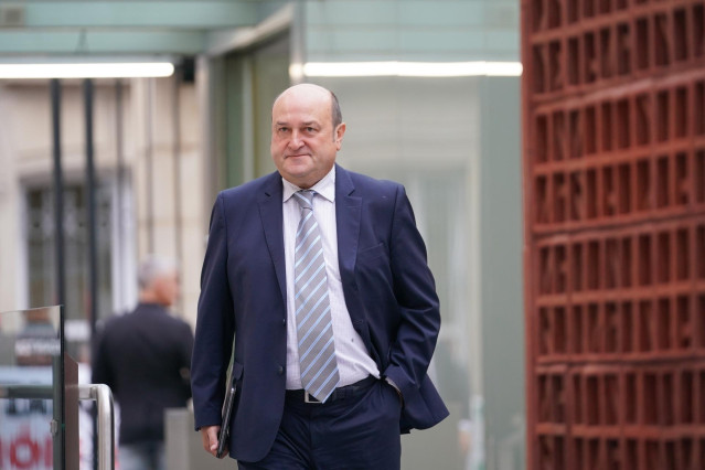 El presidente del EBB de EAJ-PNV, Andoni Ortuzar, a su llegada al último pleno de Política General de la Legislatura del Gobierno vasco, en el Parlamento vasco, a 14 de septiembre de 2023, en Vitoria-Gasteiz