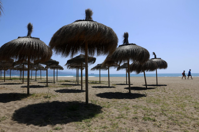 Archivo - Paseantes disfrutan de la playa de Sacaba en la barriada de Huelín.  Málaga a 29 de mayo del 2020