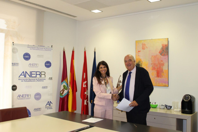 Firma del acuerdo entre ANERR y UCI