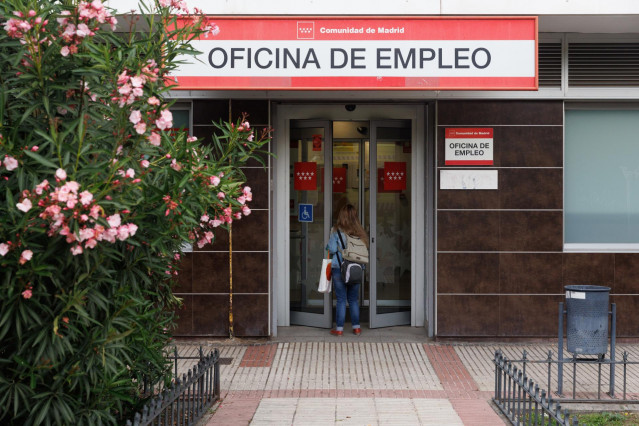 Archivo - Una mujer entra en una oficina de empleo