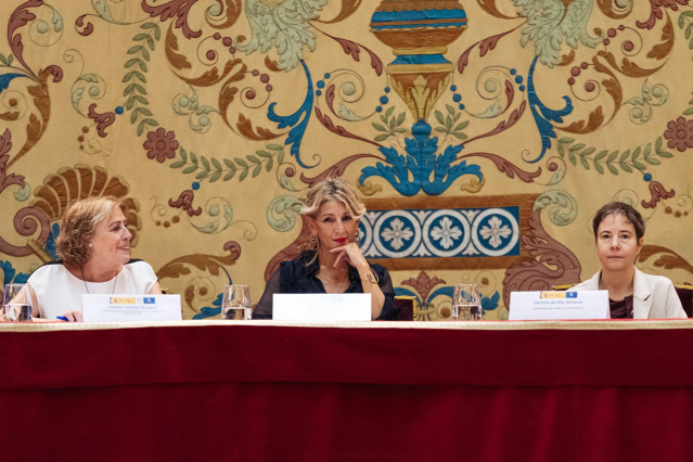 (I-D) La directora de la Inspección de Trabajo, Carmen Collado; la vicepresidenta segunda y ministra de Trabajo en funciones, Yolanda Díaz, y la subsecretaria de Trabajo, Gemma del Rey, en la entrega de diplomas a los nuevos inspectores y subinspectores
