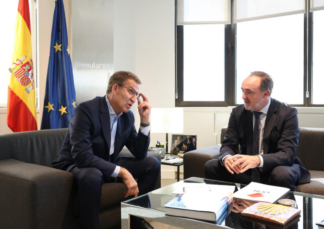 El presidente del Partido Popular, Alberto Núñez Feijóo, se reúne con el presidente de UPN, Javier Esparza, dentro de su ronda para la investidura, en la sede del PP, a 13 de septiembre de 2023, en Madrid (España).