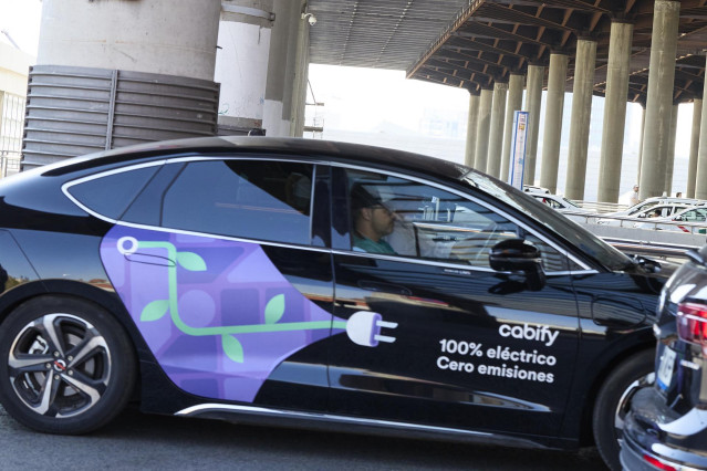 Un taxi de Cabify en la zona de Atocha, a 24 de agosto de 2023, en Madrid (España). El Tribunal Supremo ha rechazado un recurso presentado por Vector Ronda, una filial de la plataforma Cabify, que solicitaba al Estado una indemnización de 237,5 millones d