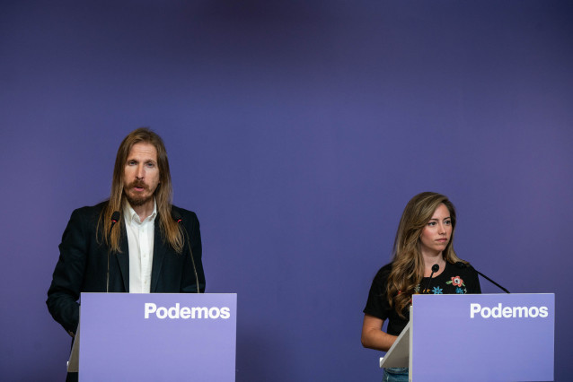 El portavoz de Podemos, Pablo Fernández, y la secretaria de Acción Institucional de Podemos, María Teresa Pérez, ofrecen una rueda de prensa, en la sede del partido, a 18 de septiembre de 2023, en Madrid (España).