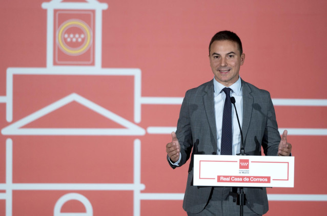 El portavoz del PSOE en la Asamblea de Madrid, Juan Lobato, durante una rueda de prensa tras la reunión con la presidenta de la Comunidad de Madrid, en la Real Casa de Correos,