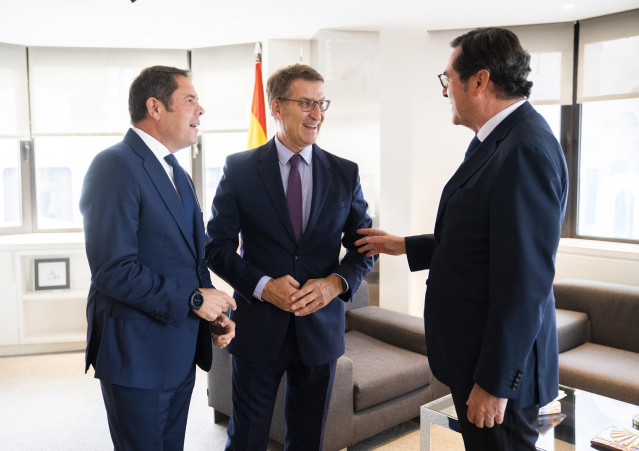 (I-D) El presidente de Cepyme, Gerardo Cuerva; el líder del Partido Popular, Alberto Núñez Feijóo, y el presidente de la CEOE, Antonio Garamendi, durante una reunión en la sede del PP en la calle Génova, a 18 de septiembre de 2023, en Madrid (España).