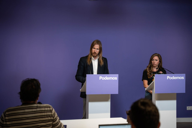 El portavoz de Podemos, Pablo Fernández, y la secretaria de Acción Institucional de Podemos, María Teresa Pérez, ofrecen una rueda de prensa, en la sede del partido, a 18 de septiembre de 2023, en Madrid (España).
