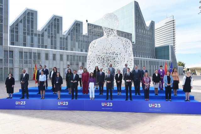 Los ministros de Educación y Juventud de la UE posan durante la foto de familia de la reunión ministerial, en el Palacio de Congresos Expo de Zaragoza.