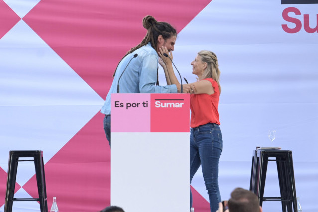 Archivo - La vicepresidenta segunda del Gobierno, ministra de Trabajo y candidata de Sumar a la Presidencia del Gobierno, Yolanda Díaz, participa en un mitin junto al cabeza de lista por la circunscripción de Santa Cruz de Tenerife, Alberto Rodríguez