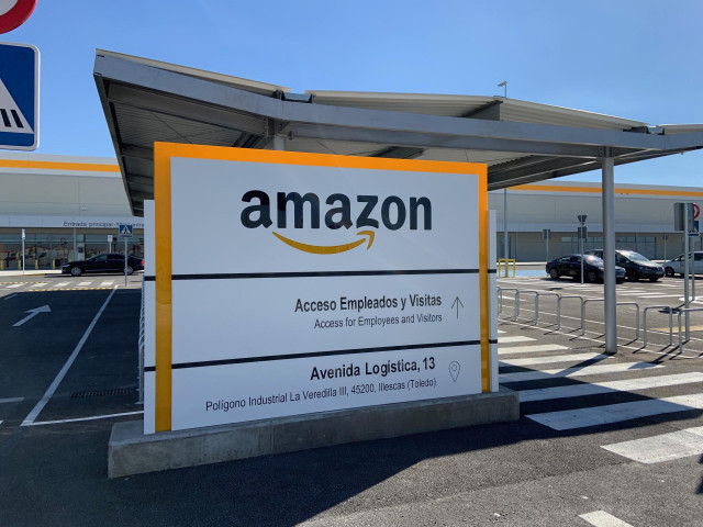 Archivo - Sede Amazon en Illescas, cartel.