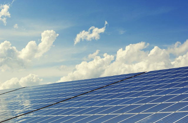 Archivo - La potencia instalada de energía eólica y solar crece más de un 60% entre 2018 y 2022.