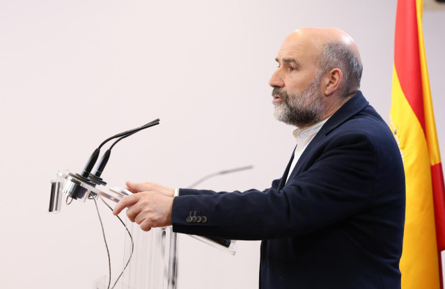 Archivo - El diputado del BNG en el Congreso, Néstor Rego, interviene durante una rueda de prensa anterior a la reunión de la Junta de Portavoces, en el Congreso de los Diputados, a 28 de marzo de 2023, en Madrid (España).