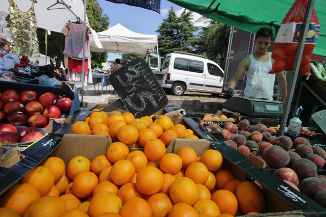Archivo - Un puesto de venta de alimentos en un mercadillo.
