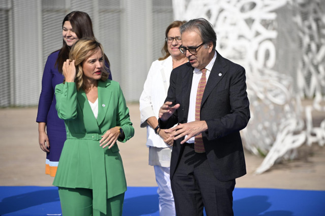 La ministra de Educación y Formación Profesional, Pilar Alegría (2i), y el ministro de Universidades, Joan Subirats (1d), conversan a su llegada a la foto de familia de la Reunión informal de ministros de Educación y Juventud de la UE
