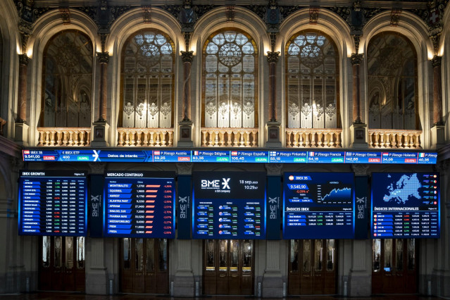 Valores económicos en paneles en el Palacio de la Bolsa, a 18 de septiembre de 2023, en Madrid (España).