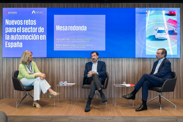 Begoña Cristeto (KPMG), José López-Tafall (Anfac) y José Portilla (Sernauto), durante la presentación del informe 