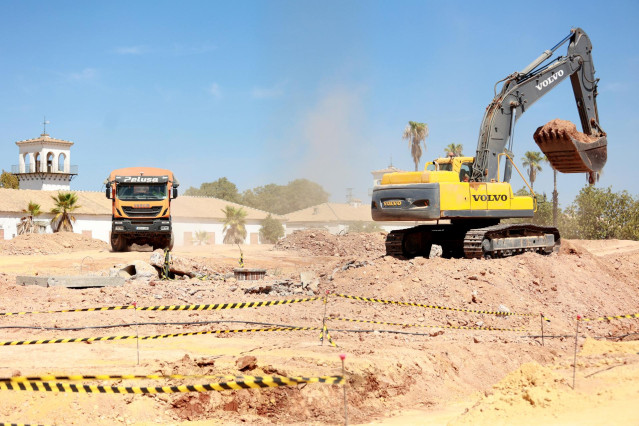 Trabajadores de la construcción en una obra en la barriada del Parque Alcosa, a 2 de septiembre de 2023 en Sevilla