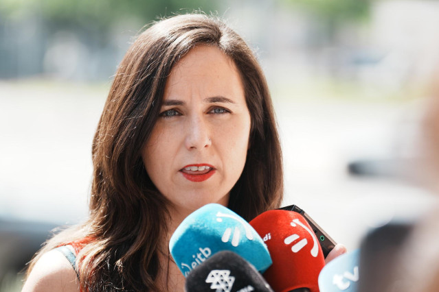 Archivo - La ministra de Derechos Sociales y Agenda 2030 en funciones, Ione Belarra, atiende a los medios.