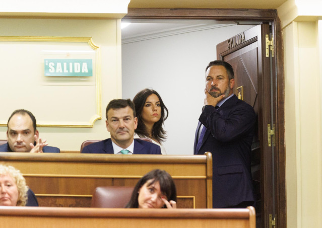 El presidente de VOX, Santiago Abascal, tras salir de una sesión plenaria en la se aprueba el uso de las lenguas cooficiales en el Congreso de los Diputados, a 19 de septiembre de 2023, en Madrid (España). La aprobación 'exprés' del uso del catalán, el eu