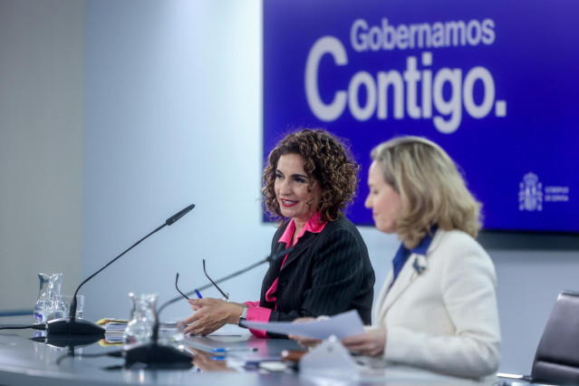 Archivo - La ministra de Hacienda y Función Pública en funciones, María Jesús Montero (i), y la vicepresidenta primera y ministra de Asuntos Económicos y Transformación Digital en funciones, Nadia Calviño (d).