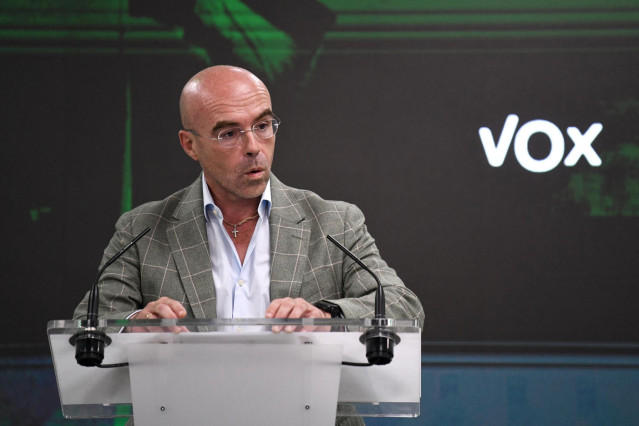 Archivo - El secretario de Organización de Vox, Jorge Buxadé, interviene durante una rueda de prensa, en la sede nacional de VOX.