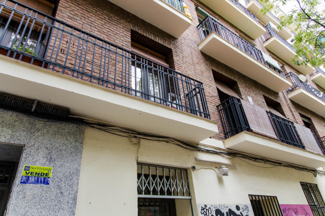Archivo - Un cartel de 'Se vende' en un edificio de viviendas de Madrid