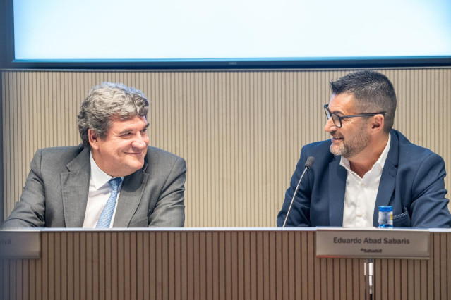 Archivo - El ministro de Inclusión, Seguridad Social y Migraciones en funciones, José Luis Escrivá (izda), y el presidente de UPTA, Eduardo Abad (dcha), en una imagen de archivo