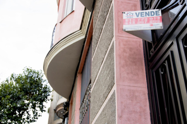 Archivo - Un cartel de 'Vende' de una inmobiliaria, en un portal del distrito de Arganzuela, a 14 de abril de 2023, en Madrid (España).