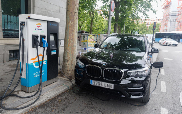 Archivo - Un vehículo en un punto de recarga eléctrica de Repsol, a 26 de mayo de 2023, en Madrid (España).