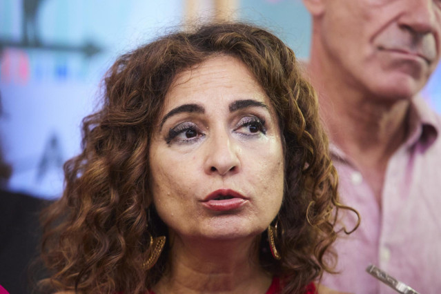 Archivo - La vicesecretaria general del PSOE y ministra de Hacienda, María Jesús Montero, atiende a los medios de comunicación durante un encuentro con el sector cultural en la Galería Berlín, a 14 de julio de 2023 en Sevilla (Andalucía, España).