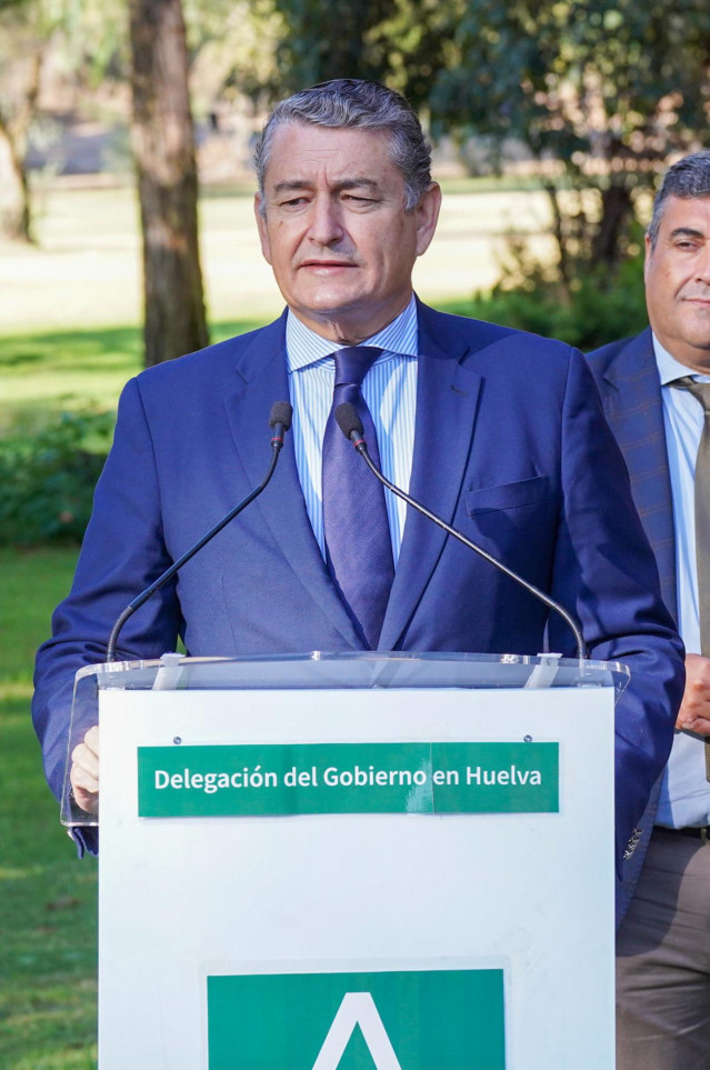 El consejero de la Presidencia, Interior, Diálogo Social y Simplificación Administrativa, Antonio Sanz atiende a los medios de comunicación antes de la reunión mantenida con los delegados del gobierno de la Junta en Isla Canela (Huelva).