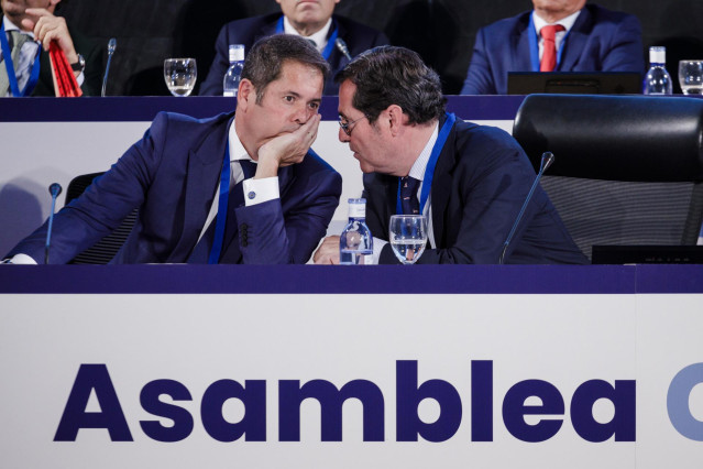 Archivo - El presidente de la CEOE, Antonio Garamendi (dcha) y el presidente de Cepyme, Gerardo Cuerva (izda), en una imagen de archivo