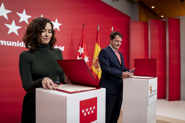 Archivo - La presidenta de la Comunidad de Madrid, Isabel Díaz Ayuso, firma con el presidente de la Junta de Castilla y León, Alfonso Fernández Mañueco, un protocolo general de políticas públicas, en la Real Casa de Correos, a 25 de noviembre de 2022, en